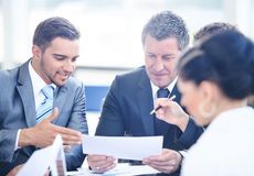 Entspannte Mitarbeiter ohne psychische Belastungen auf dem Arbeitsplatz